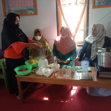MENJADI KREATIF, DINAS PERPUSTAKAAN POHUWATO LATIH IBU IBU DESA BUNUYO