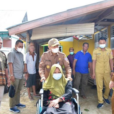 Bupati Pohuwato Bantu Kursi Roda, Untuk Warga Penderita Stroke Di Buntulia Utara