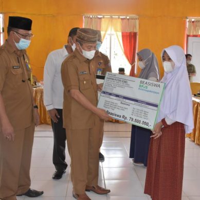 DAPATKAN BEASISWA DARI BUPATI POHUWATO, 3 SISWA BISA LANJUTKAN PENDIDIKAN HINGGA KE PTN