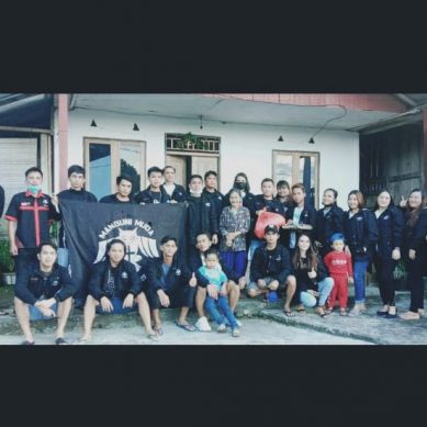 Manguni Muda Minaesa Berbagi Sembako Dengan Lansia-lansia Tertua di Desa Tandengan Raya.