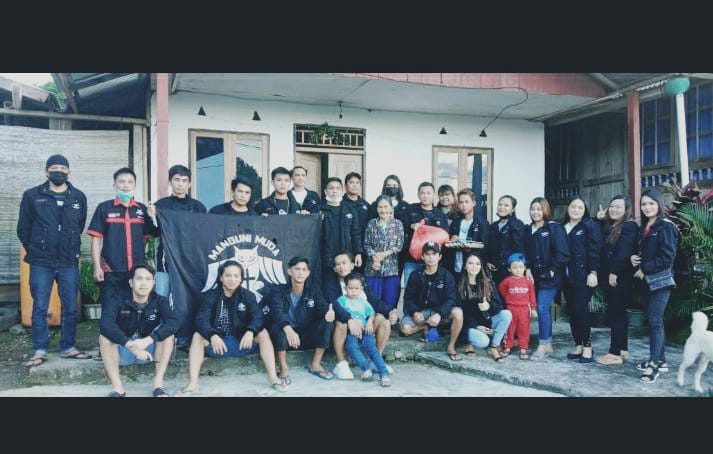 Manguni Muda Minaesa Berbagi Sembako Dengan Lansia-lansia Tertua di Desa Tandengan Raya.