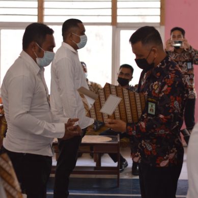 LAPAS KELAS IIA GORONTALO SERAHKAN REMISI KHUSUS NATAL