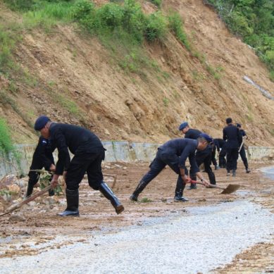Tim SAR Brimobda Gorontalo Bantu Bencana Banjir Di Desa Huyula