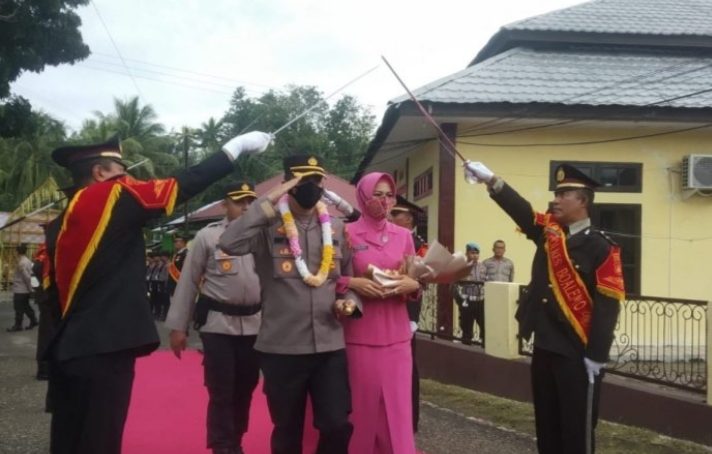 Tradisi Pedang Pora Warnai Pisah Sambut Kapolres Boalemo