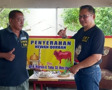 Sambangi Warga Bumbulan, Marten Taha Serahkan 1 Ekor Sapi Qurban