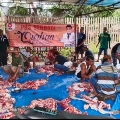 DPC PKS Mananggu Berbagi Daging Kurban Serta Beras Untuk Warga