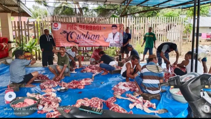 DPC PKS Mananggu Berbagi Daging Kurban Serta Beras Untuk Warga