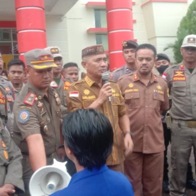 Dalam Kondisi Guyuran Hujan Deras, Bupati Pohuwato Terima Masa Aksi Tolak Kenaikan BBM
