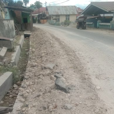 Galian Material Menumpuk,   Pemasangan Pipa Milik PDAM Di Soal Warga