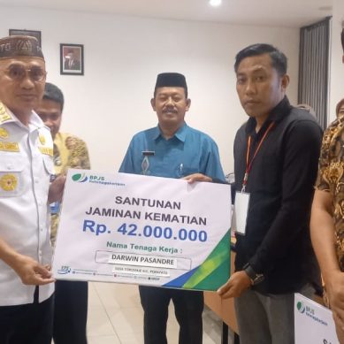 Bupati Pohuwato Serahkan Tunjangan Kematian 2 Kepala Desa