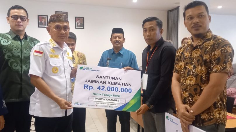 Bupati Pohuwato Serahkan Tunjangan Kematian 2 Kepala Desa