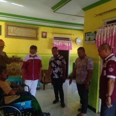 Bupati Serahkan Bantuan Kursi Roda Kepada Warga Balayo