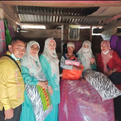 Terus Berkarya, DWP Pohuwato Serahkan Paket Fasilitas Kamar bagi Lansia