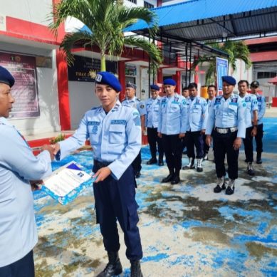 Kalapas Pohuwato Beri Penghargaan Kepada 3 Pegawai Teladan