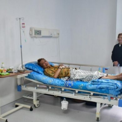 Bupati Saipul Mbuinga Jenguk Asisten II Setdakab Pohuwato Di RSAS