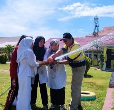 Pelatihan Pemadam.Kebakaran  Oleh Pani Gold Project, Di Apresiasi SMAN I Marisa