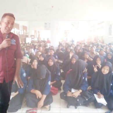 Jadi Narsum di SMKN 1 Banjit,  PJS Waykanan Ajak Siswa Tangkal Berita Hoax