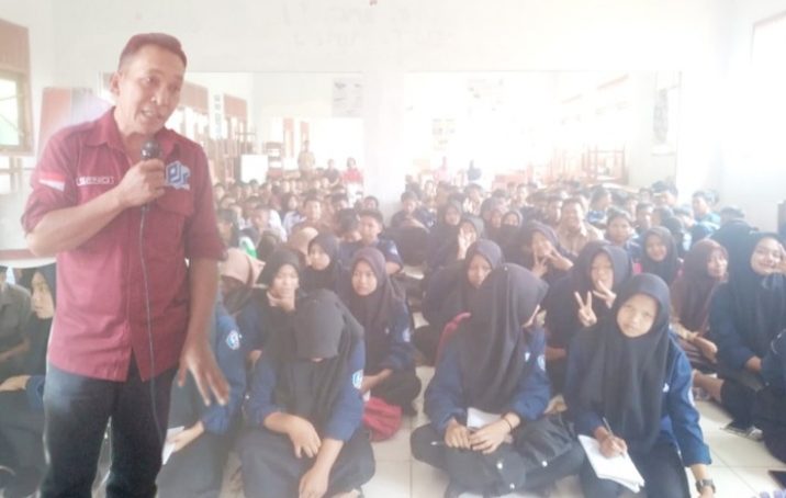 Jadi Narsum di SMKN 1 Banjit,  PJS Waykanan Ajak Siswa Tangkal Berita Hoax