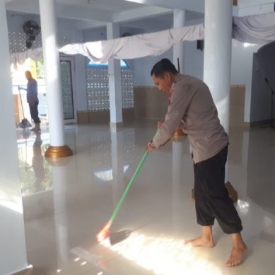 SAMBUT RAMADHAN, POLISI GORONTALO DIPERINTAHKAN KAPOLDA GOTONG ROYONG BERSIHKAN MASJID