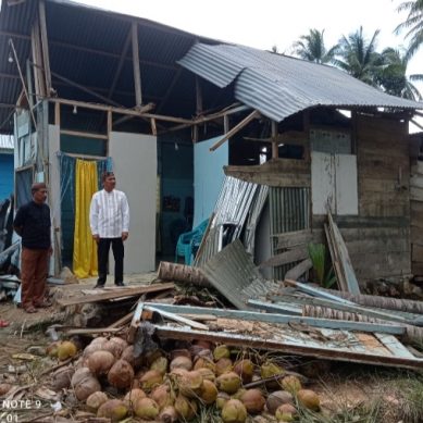 Bupati Pohuwato Kunjungi Rumah Warga Yang Tertimpa Pohon Kelapa
