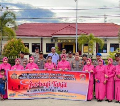 Ramadhan, Bhayangkari Polsek Marisa Berbagi Takzil