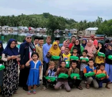 Reyna Usman Berbagi Kasih Dengan Anak Anak Yatim.Desa Dulupi Boalemo.