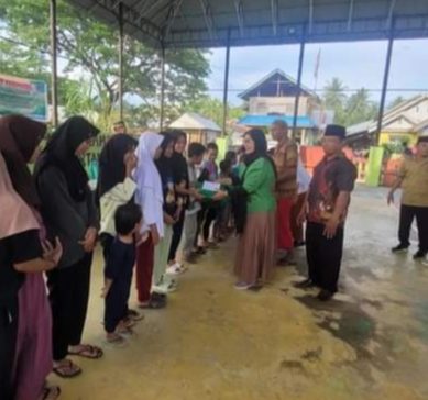 Reyna Usman Berbagi Kasih Dengan Warga Tanjung Harapan  Boalemo.