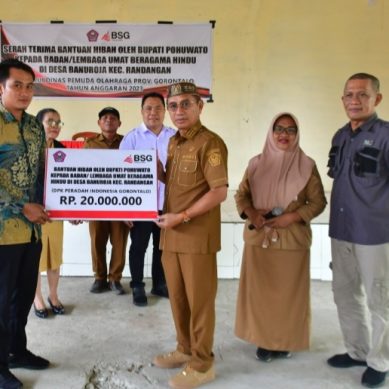 Bupati Pohuwato Serahkan Bantuan Untuk Warga Desa Banuroja