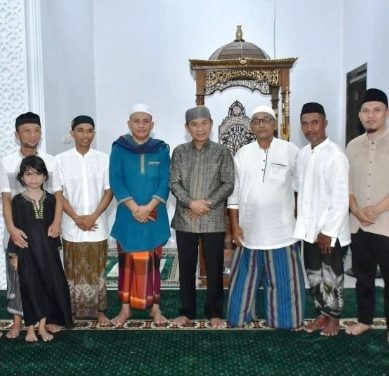 Buka Puasa, Bupati Dan Ketua TP PKK Pohuwato Berbaur Dengan Masyarakat Desa Suka Makmur