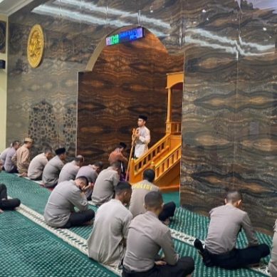 POLDA GORONTALO GELAR SHALAT GERHANA MATAHARI