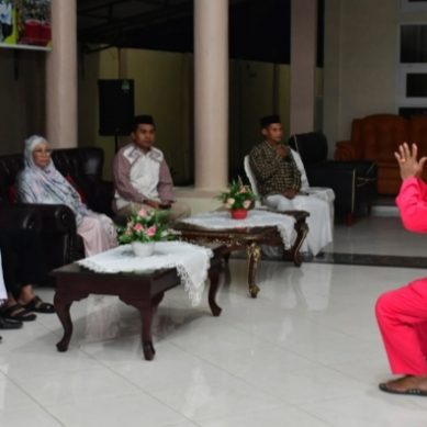 Tetapkan 1 Syawal 1444 H, Pemangku Adat Gelar Adat Pemakluman Kepada Bupati Pohuwato
