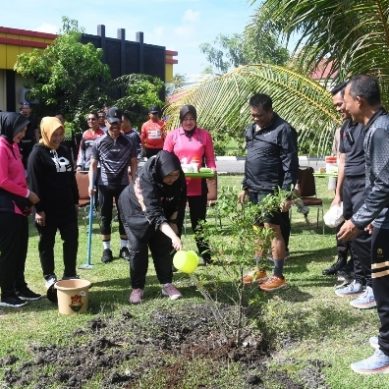 KAPOLDA DIDAMPINGI KETUA BHAYANGKARI DAERAH LAKUKAN GERAKAN TANAM POHON DI SPN GORONTALO