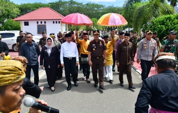 Kunker  Perdana Ke Pohuwato, Kejati Gorontalo Diterima Dengan Adat Mopotilolo