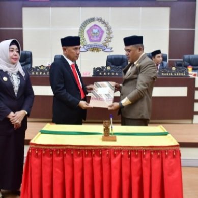 Ketua DPRD Serahkan Rekomendasi LKPJ 2022 Kapada Bupati Pohuwato