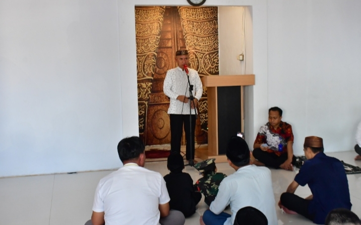 Jum’at Berkah, Bupati Pohuwato Berjemaah Di Masjid Kapal Munzalan