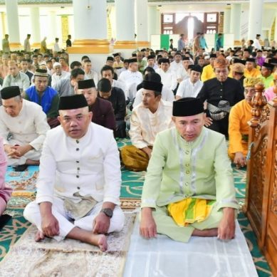 Idul Adha, Bupati  Dan Ketua DPRD Shalat di Mesjid Agung Pohuwato