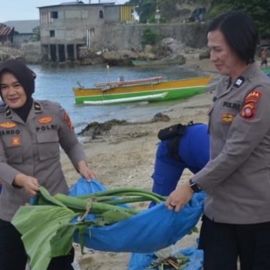 Sinergitas, Polri Gandeng Masyarakat  Bersih-Bersih Pantai di Desa Moodelomo