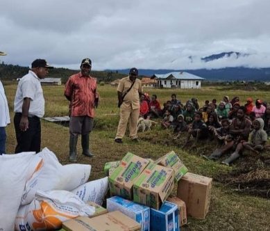 Kapolri Salurkan 264,7 Ton Beras dan 1.500 Sembako Untuk Warga Papua 