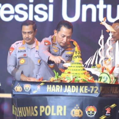 Dua Hadiah Untuk Divisi Humas Polri Dari Kapolri