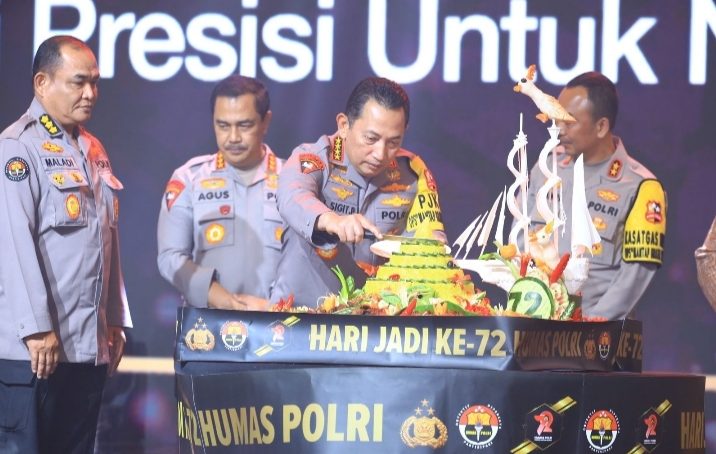 Dua Hadiah Untuk Divisi Humas Polri Dari Kapolri