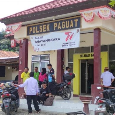Support Korban, Puluhan IGORNAS dan PGRI Datangi Mapolsek Paguat
