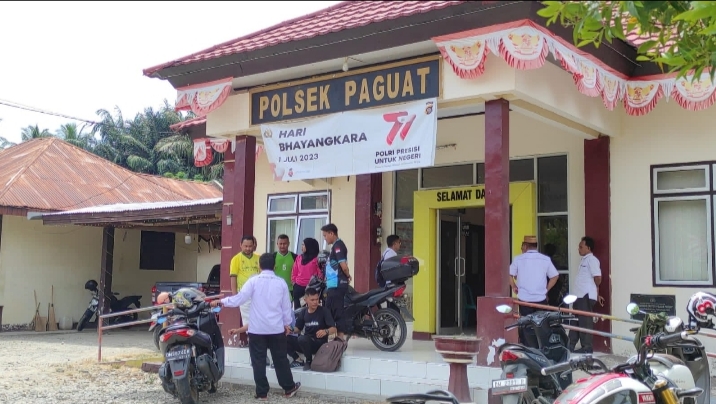 Support Korban, Puluhan IGORNAS dan PGRI Datangi Mapolsek Paguat