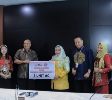 Wabup Pohuwato Sambangi Kantor Pusat Bank Sulutgo Di Manado