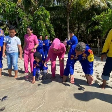 Polairud Polda Gorontalo  Lepas Anak Penyu Ke Laut