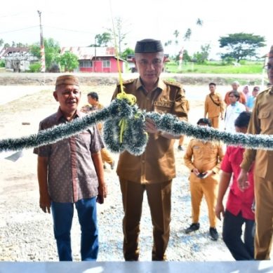 Bupati Pohuwato, Resmikan Lapangan Indoor Bulu Tangkis di Desa Molosipat