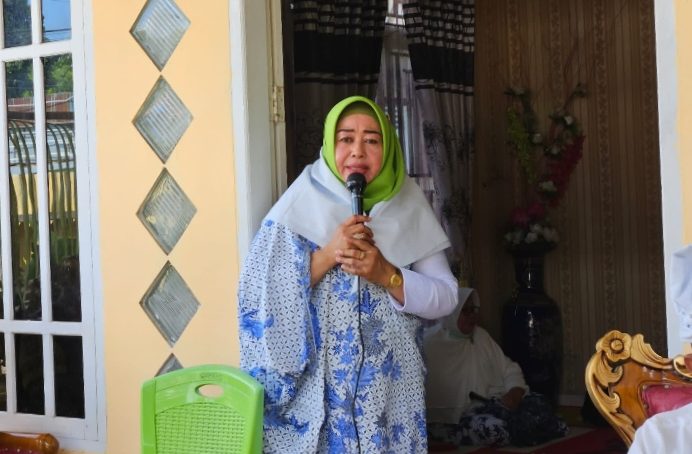 Wabup Pohuwato Melayat Kerumah Duka Tokoh Pendidikan Di Desa Marisa Utara