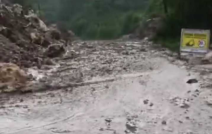Hujan, Jalan Batudaa Pantai Sulit Dilewati Karena Terhalang Material Batu