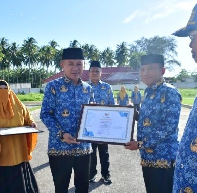 Bupati Pohuwato  Serahkan Piagam Penghargaan Kinerja Penyelenggaraan Pelayanan Publik Tahun 2023.