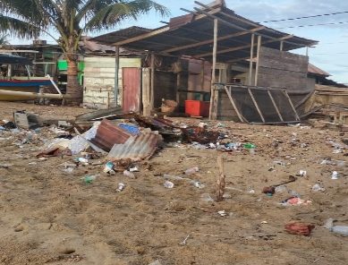 Sampah Berserakan Di Pantai Marisa