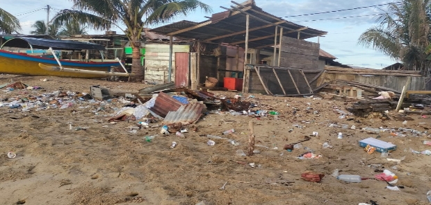 Sampah Berserakan Di Pantai Marisa